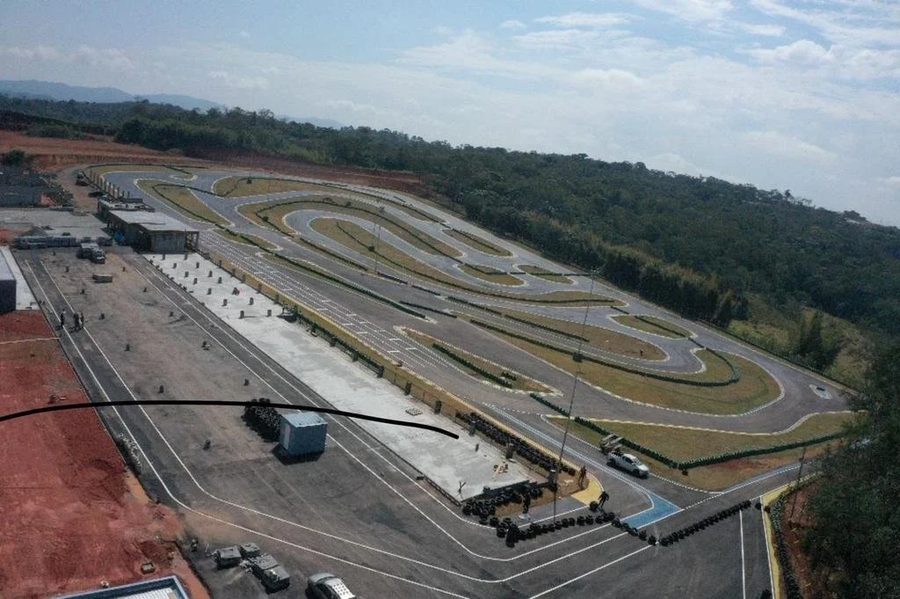 Vista aérea do traçado da V11 Arena Kart, recém-construído